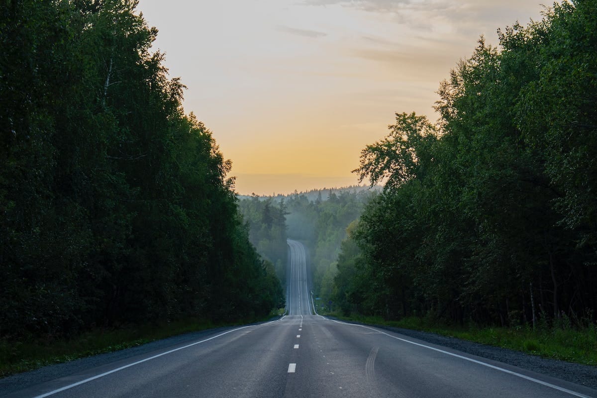 Parcourir les routes pour découvrir les trésors cachés d'un pays ou d 