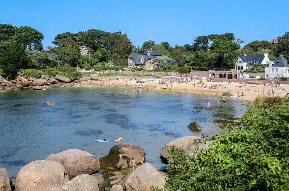 Les secrets de la plage Saint-Guirec une escapade bretonne inoubliable