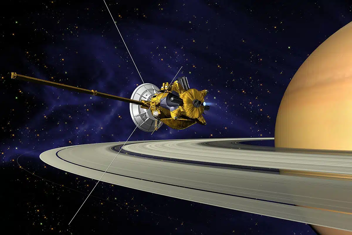 Plongée céleste explorer Saturne à travers l'objectif d'un télescope 